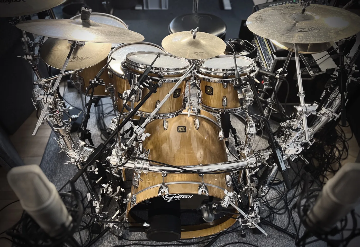 Frontale Aufnahme des Drumsets mit Mikrofonierung im Studio