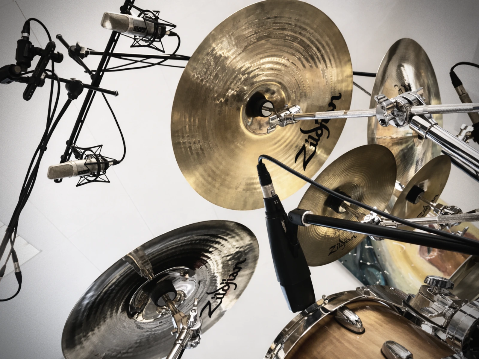 Detailaufnahme von Becken und Mikrofonierung über dem Drumset