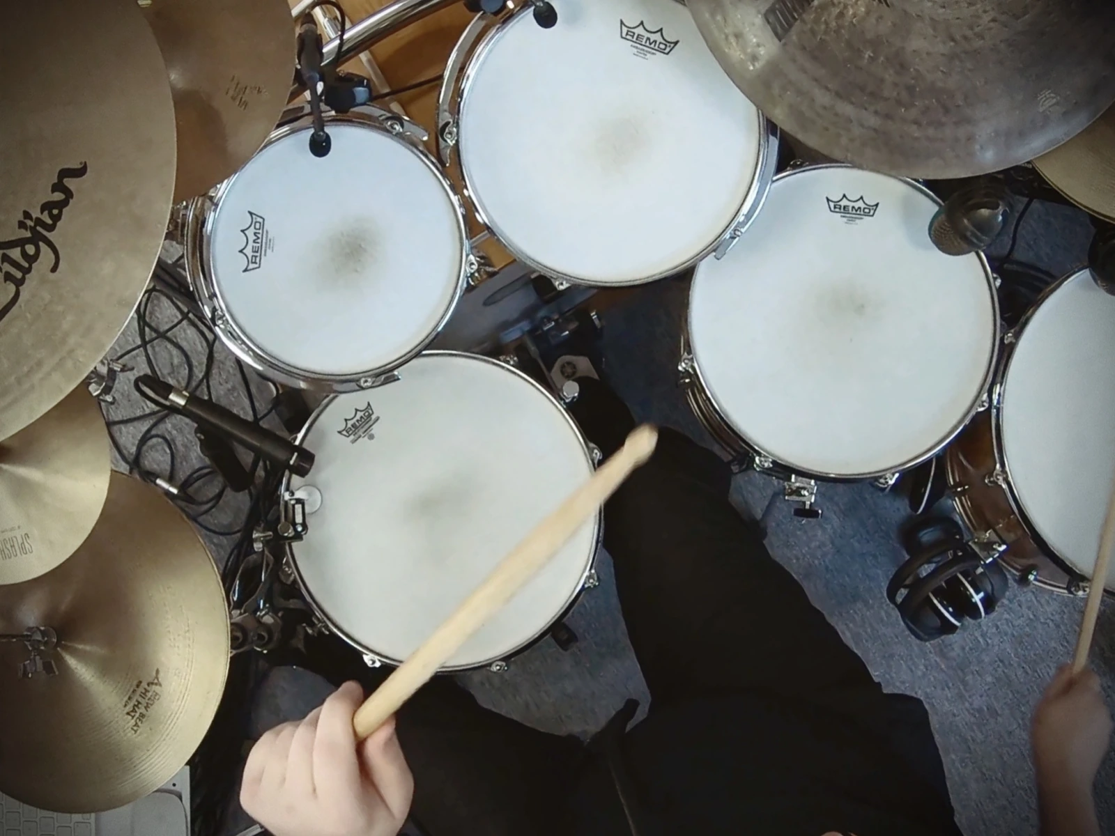 Overhead-Perspektive auf das Drumset beim Spielen