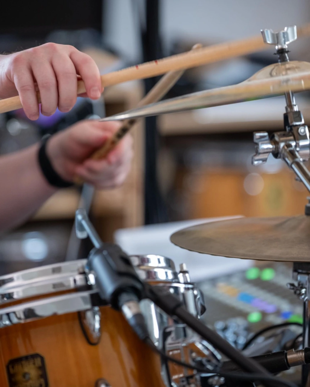Detailaufnahme von Sticks und Becken am Drumset