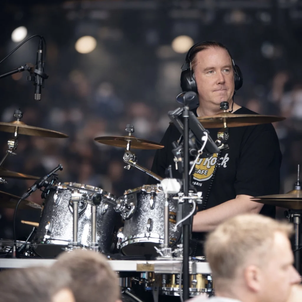 Christian Sommer live auf der Bühne hinter dem Drumset