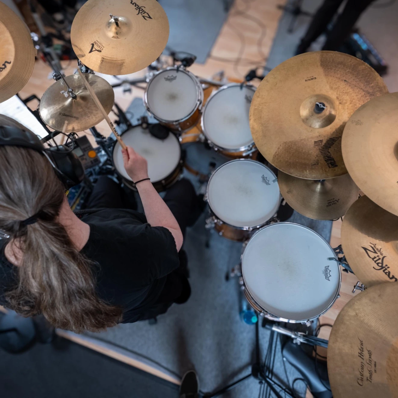 Farbige Aufsicht auf Drumset und Zildjian Becken