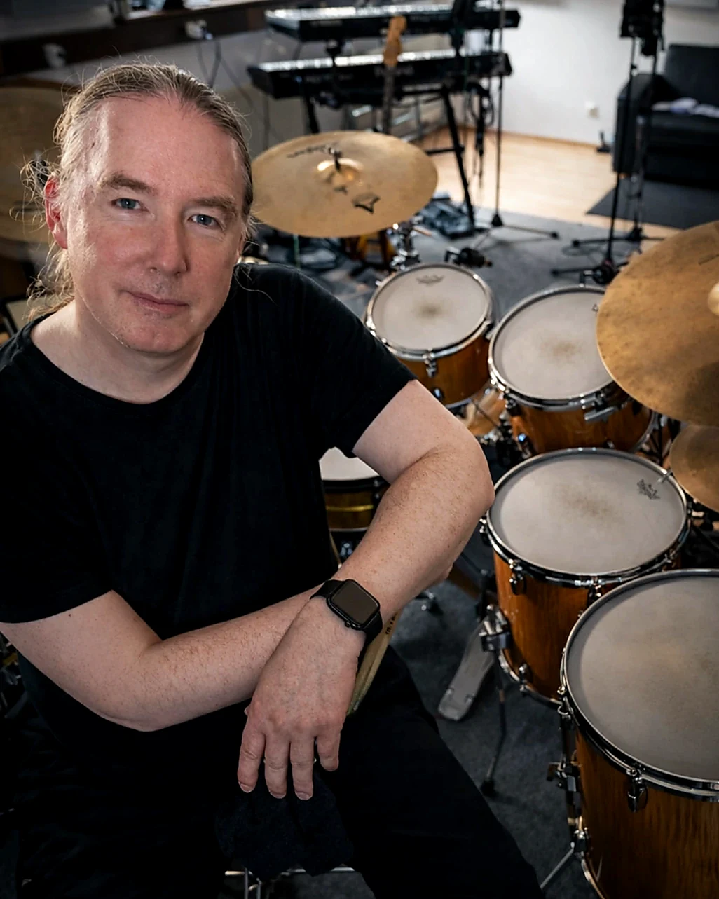 Christian Sommer im Studio am Drumset